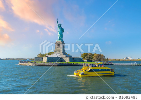 The Statue of Liberty with Manhattan city skyline background 81092483