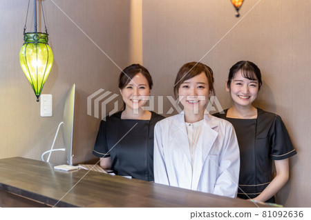 整形外科診所接待處的工作人員 81092636