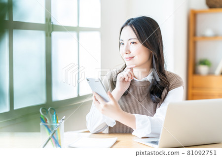 做遠程辦公的一個少婦在客廳。 81092751