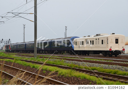 "THE ROYAL EXPRESS" waiting for the departure time of the final route of transfer to Sapporo in Muroran 81094162