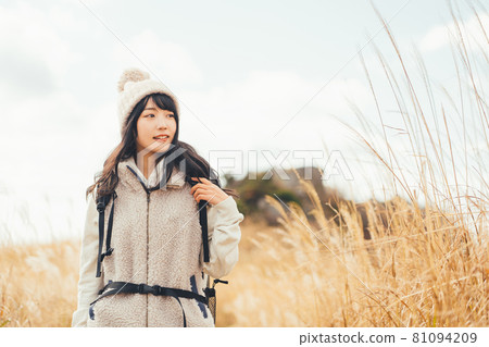 一個女人徒步旅行 81094209