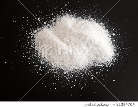 Salt on black 81094704