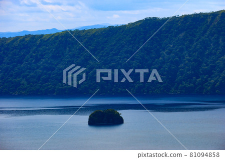 Lake Mashu in the summer of Hokkaido 81094858