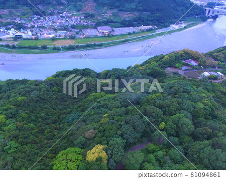 用無人機從岩本山公園（靜岡縣富士市岩本山公園/岩本人物花叢）的觀景台空中拍攝的“富士河” 81094861