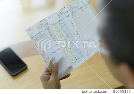 Men looking at the results of the health examination 81095355