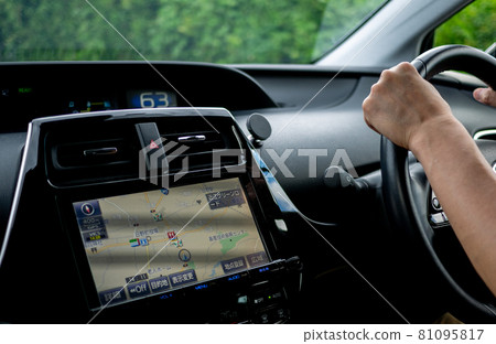 在公路上行駛的乘用車的駕駛員座位 81095817
