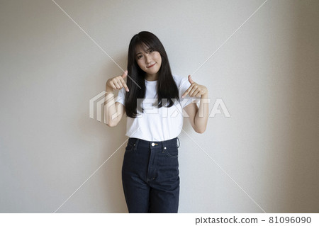 指點姿勢的女人 81096090