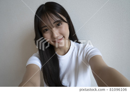 A beautiful woman's portrait 81096106