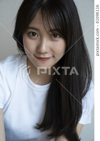 一個美麗的女人的肖像 一個美麗的女人的肖像 81096116