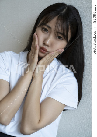 一個美麗的女人的肖像 一個美麗的女人的肖像 81096119