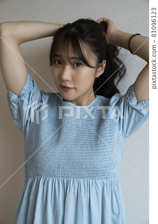 女人綁頭髮 女人綁頭髮 81096123