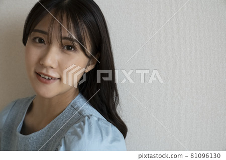 一個美麗的女人的肖像 一個美麗的女人的肖像 81096130