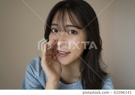 A woman who talks about secrets 81096141