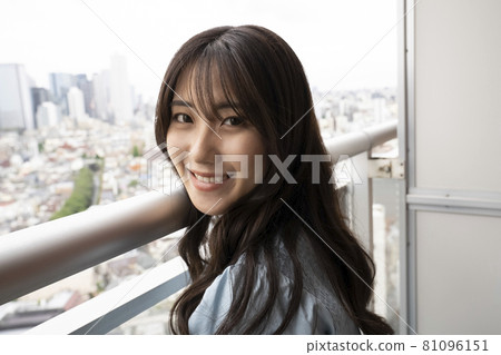 一個女人在陽台上的肖像 81096151