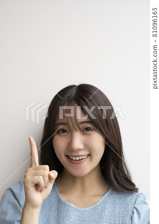 一個女人的肖像指向姿勢 一個女人的肖像指向姿勢 81096165