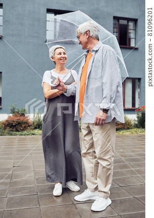 Smiling Mature Couple under Umbrella 81096201