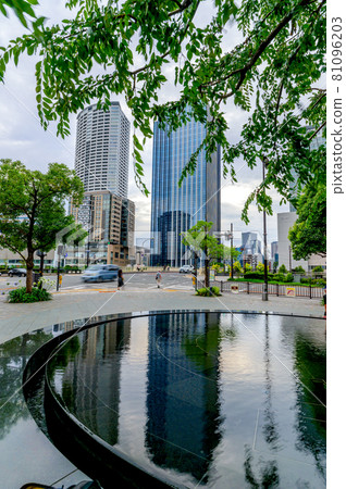 7 月 10 日，日本大阪中之島 Taminobashi Minamizume 的四季山的噴泉和風景 81096203