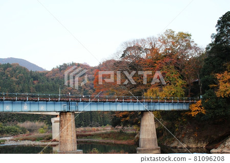 Kuji River Railway Bridge and Autumn Leaves Daigo Town Kuji River Railway Bridge and Autumn Leaves Daigo Town 81096208