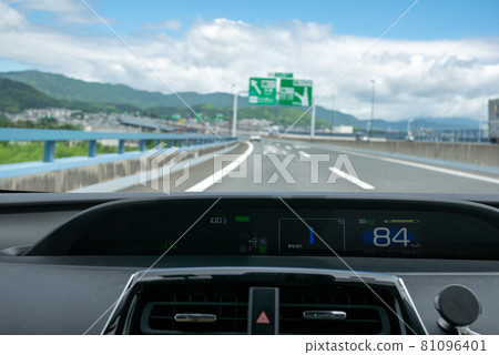 從在高速公路上行駛的客車的駕駛座看 81096401