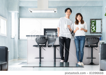 情侶家庭家庭情侶好朋友的生活方式 81096688