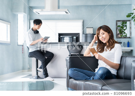 情侶家庭家庭情侶好朋友生活生活方式 81096693