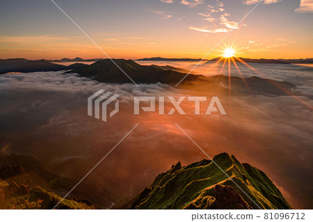 The moment of the sea of clouds and the sunrise seen from the summit of Mt. Tanigawa The moment of the sea of clouds and the sunrise seen from the summit of Mt. Tanigawa 81096712