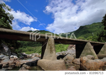 Nagaya Sinking Bridge Summer (Niyodogawa Town, Kochi Prefecture) Nagaya Sinking Bridge Summer (Niyodogawa Town, Kochi Prefecture) 81096713