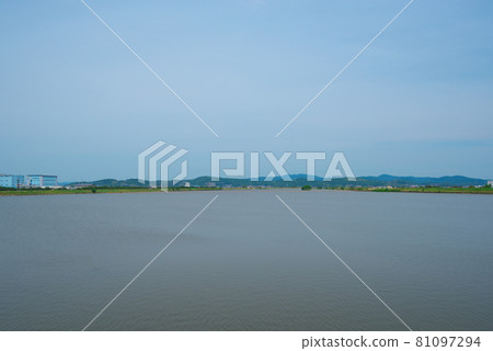 Hyakuken River and Sozan Hills seen from the mouth of the river, Naka-ku, Okayama City, Okayama Prefecture Hyakuken River and Sozan Hills seen from the mouth of the river, Naka-ku, Okayama City, Okayama Prefecture 81097294