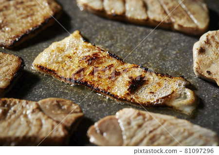 Grilled tuna 81097296