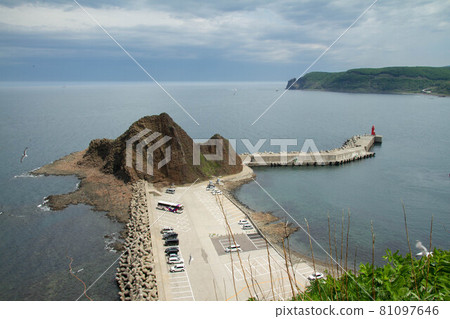 [北海道]從知床的奧龍科岩眺望 81097646