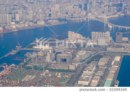 Immediately after taking off from Haneda Airport, Odaiba district seen from above (Tokyo Harbor landfill No. 13) Immediately after taking off from Haneda Airport, Odaiba district seen from above (Tokyo Harbor landfill No. 13) 81099160