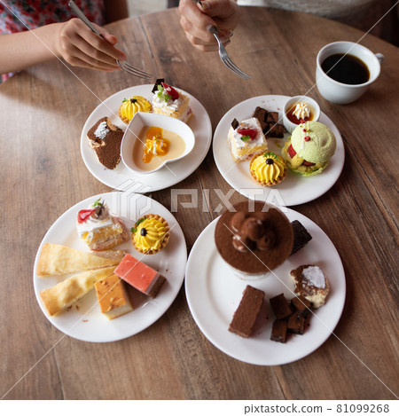 吃很多甜食的父母和孩子 81099268