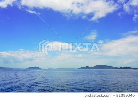 天空、雲彩、島嶼和大海（瀨戶內海） 81099340