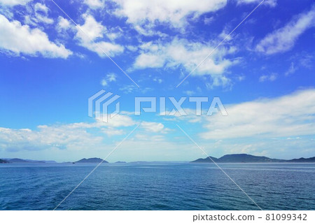 天空、雲彩、島嶼和大海(瀨戶內海) 天空、雲彩、島嶼和大海(瀨戶內海) 81099342