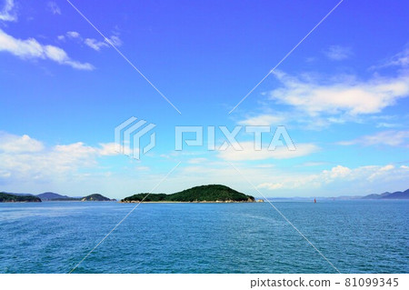 天空、雲彩、島嶼和大海（瀨戶內海） 81099345