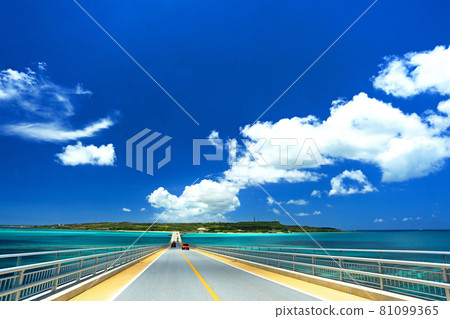Drive on a straight road leading to Okinawa Island 81099365
