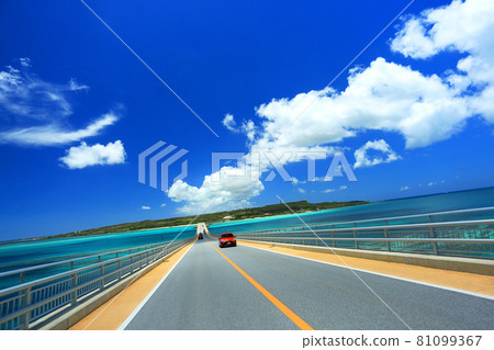 Drive on a straight road leading to Okinawa Island 81099367