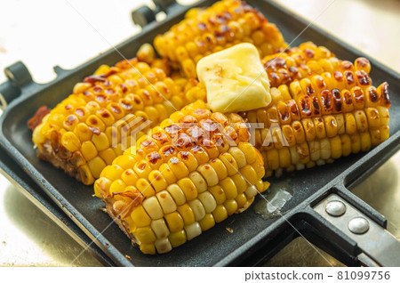Grilled corn made with a hot sandwich maker 81099756