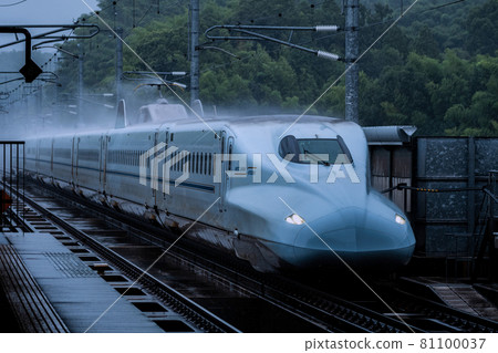 Kyushu Shinkansen that runs through heavy rain Shinkansen that runs with splashes Kyushu Shinkansen that runs through heavy rain Shinkansen that runs with splashes 81100037