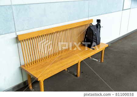 I left my camera bag on the brown bench on the platform of the station 81100038