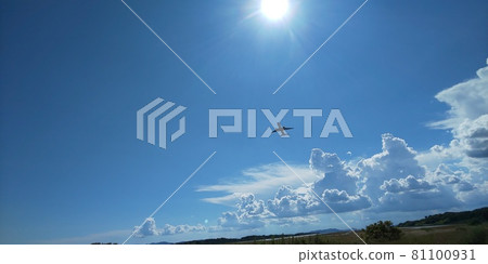 [Hiroshima Prefecture] An airplane flying into the blue sky Hiroshima Airport 81100931