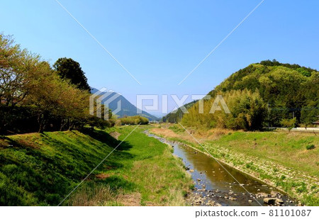 平靜的時光流淌 早春的田園風光 81101087