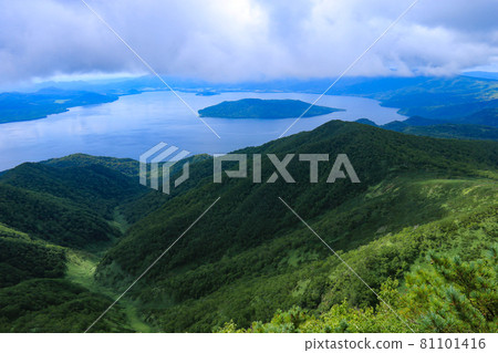 北海道夏季從元山山頂眺望屈斜路湖 81101416