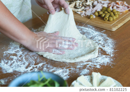 Preparing the Italian pizza 81102225