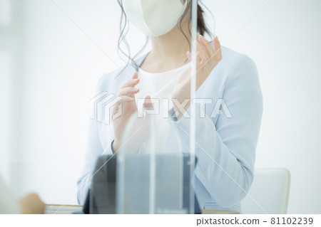 透過丙烯酸面板交談的女商人 透過丙烯酸面板交談的女商人 81102239