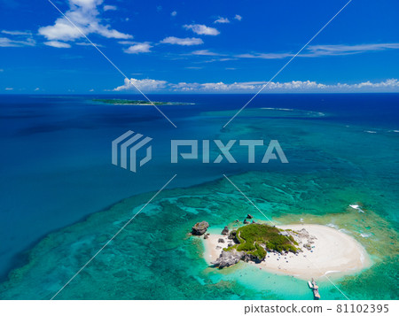沖繩小牧島周圍礁石鳥瞰圖⑥ 81102395