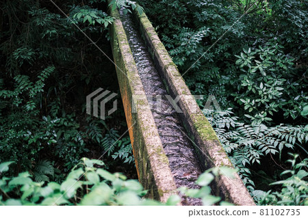 A waterway that suddenly appeared in the mountain 81102735