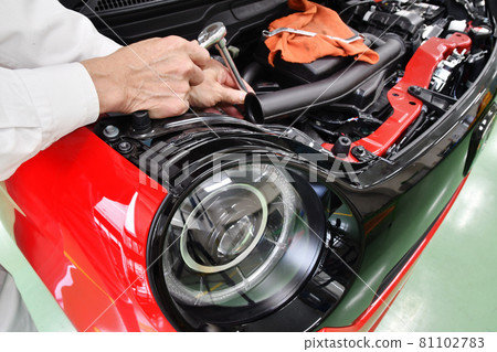 維修中的輕型車輛 81102783