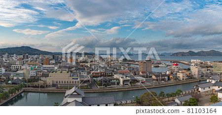 從今治城看今治市和來島海峽 81103164