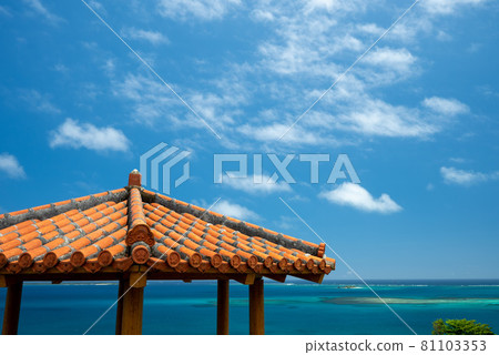 從沖繩知念岬拍攝小牧島和久高島④ 81103353